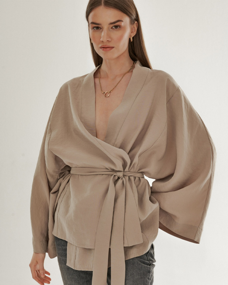 Modelka w krótkim damskim kimonie z paskiem w kolorze taupe